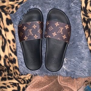 Louis Vuitton LV❗️❗️❗️size 6 slip ons slides